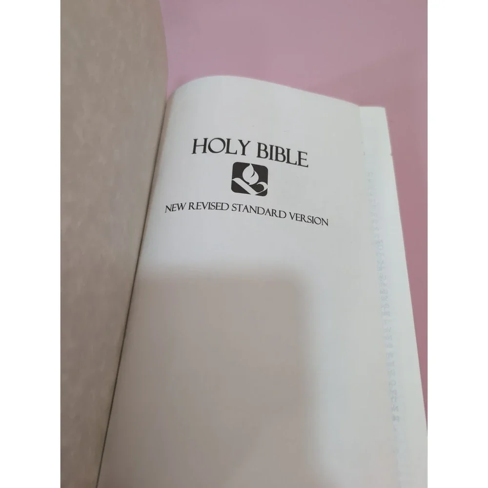 Holy Bible With‎ The Apocrypha New Revised Standard Version 1989